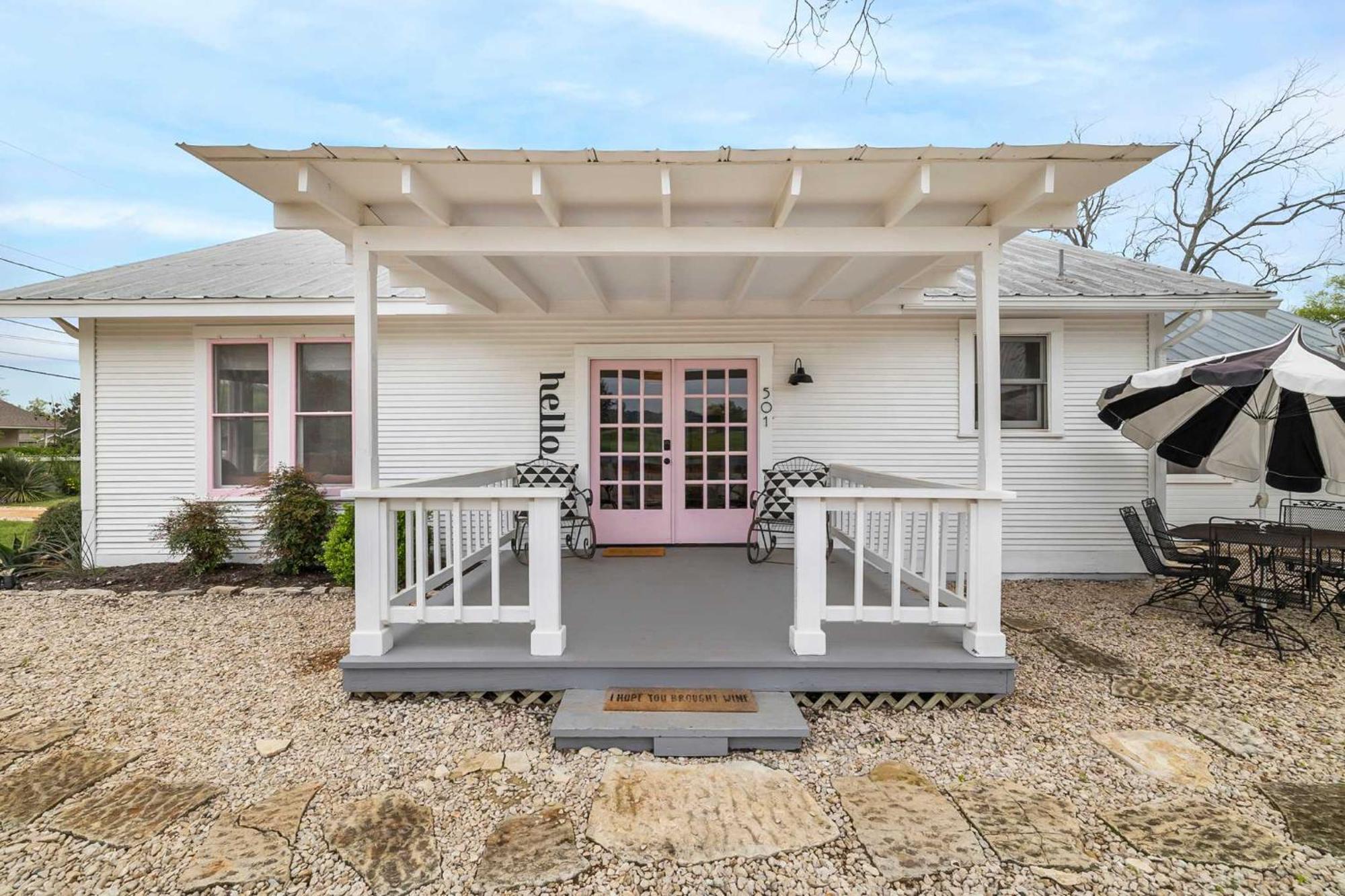 Villa Pink Duchess - Mins To Main Hot Tub & Fire Pit à Fredericksburg Extérieur photo