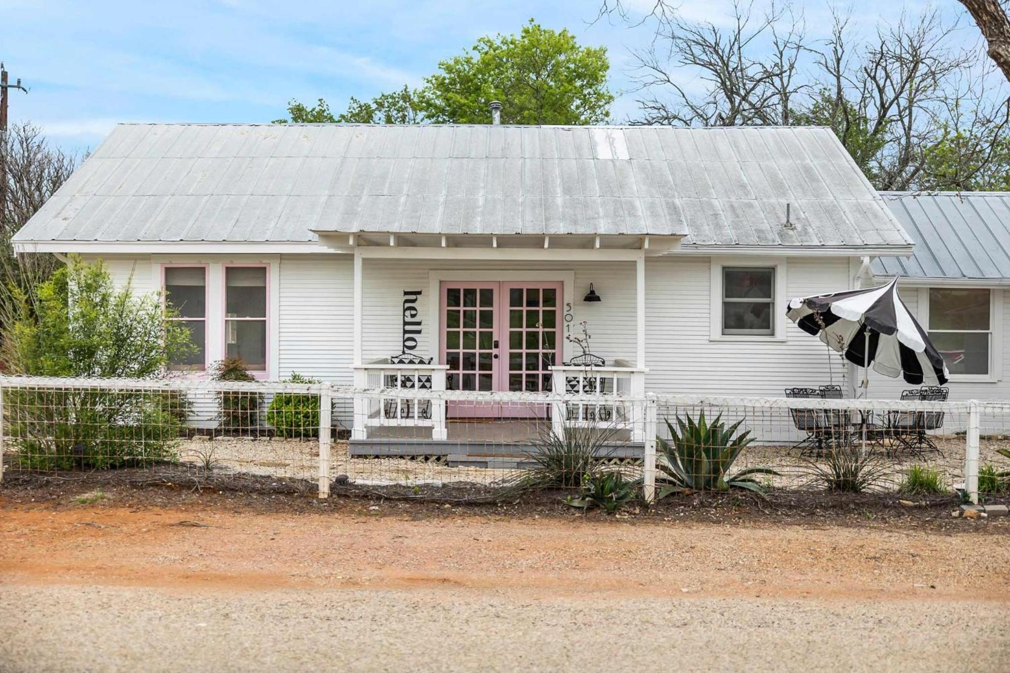 Villa Pink Duchess - Mins To Main Hot Tub & Fire Pit à Fredericksburg Extérieur photo